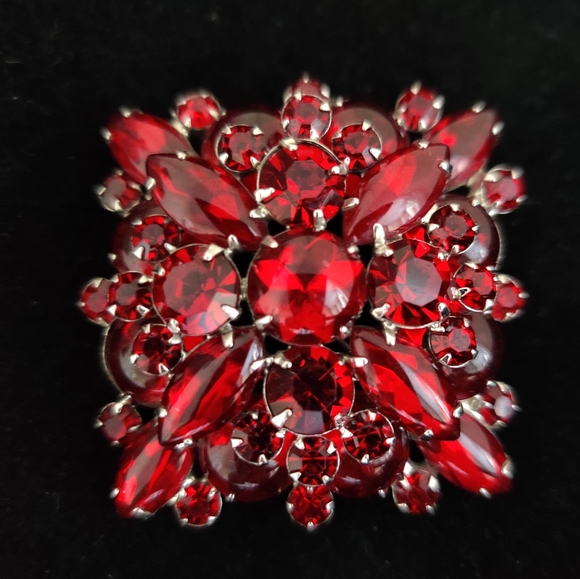 Exquisite Vintage Confirmed Juliana Garnet Red Glass Brooch - Picture 11 of 16